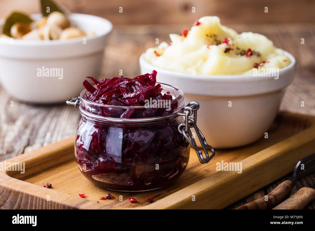 Un sano pasto vegetariano. Purè di patate e fatti in casa funghi sott'olio e insalata di barbabietole su tavola in legno rustico Foto Stock