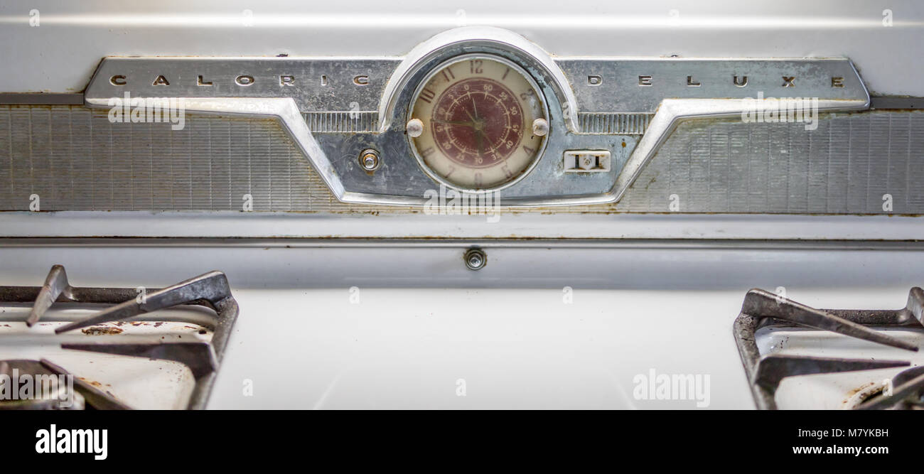 Una particolare immagine di un annata calorico stufa Deluxe in una casa abbandonata in Southampton, ny. Foto Stock