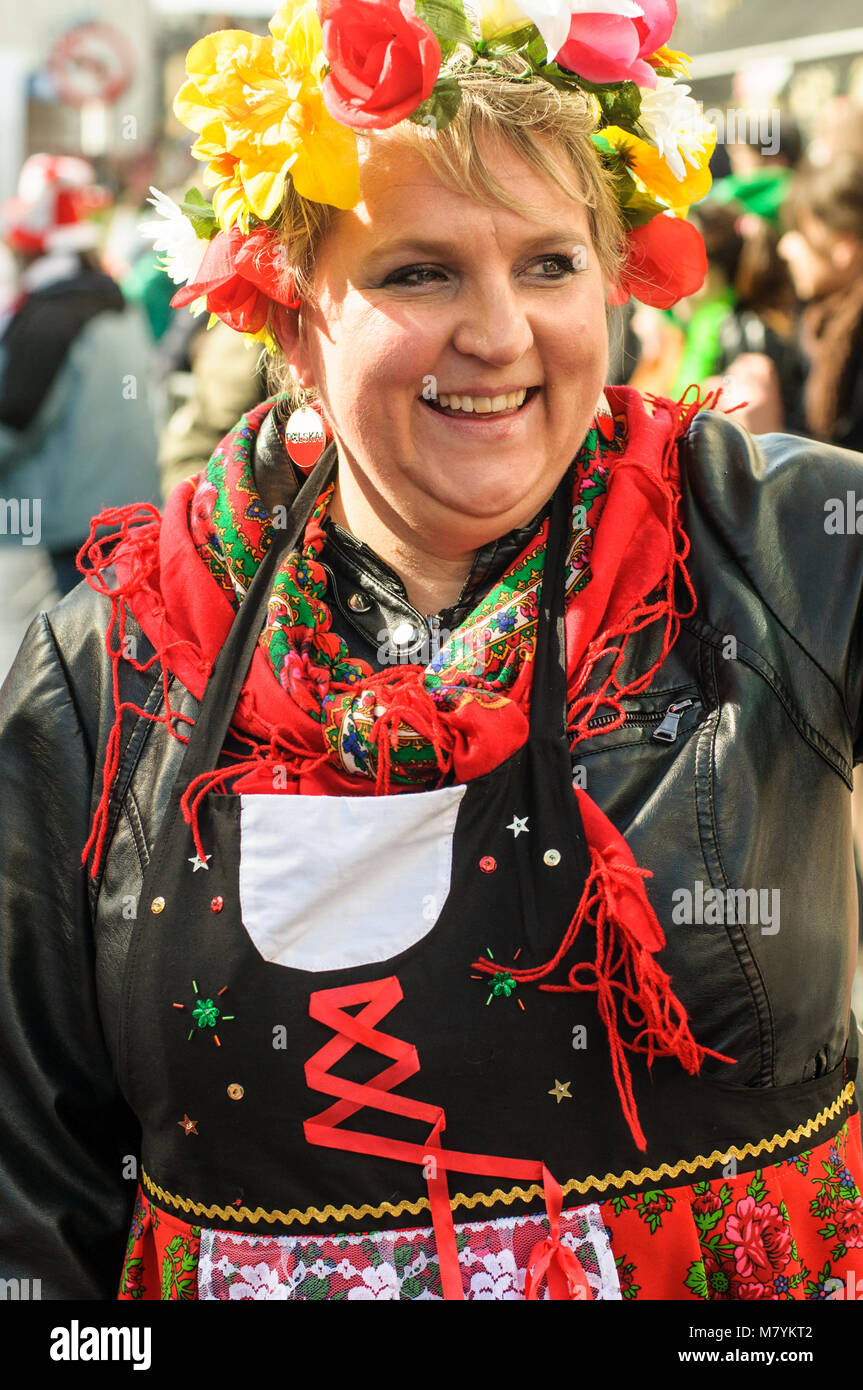 Ritratto di donne polacche in abito tradizionale durante il il giorno di San Patrizio parade di Galway, Irlanda. Foto Stock