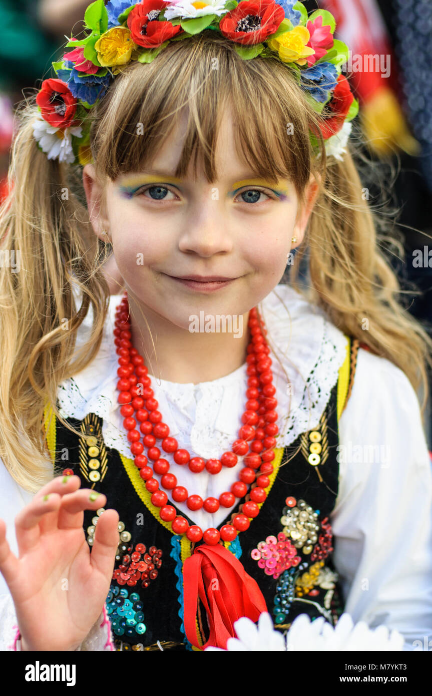 Ritratto di ragazza polacca in abito tradizionale durante il il giorno di San Patrizio parade di Galway, Irlanda. Foto Stock