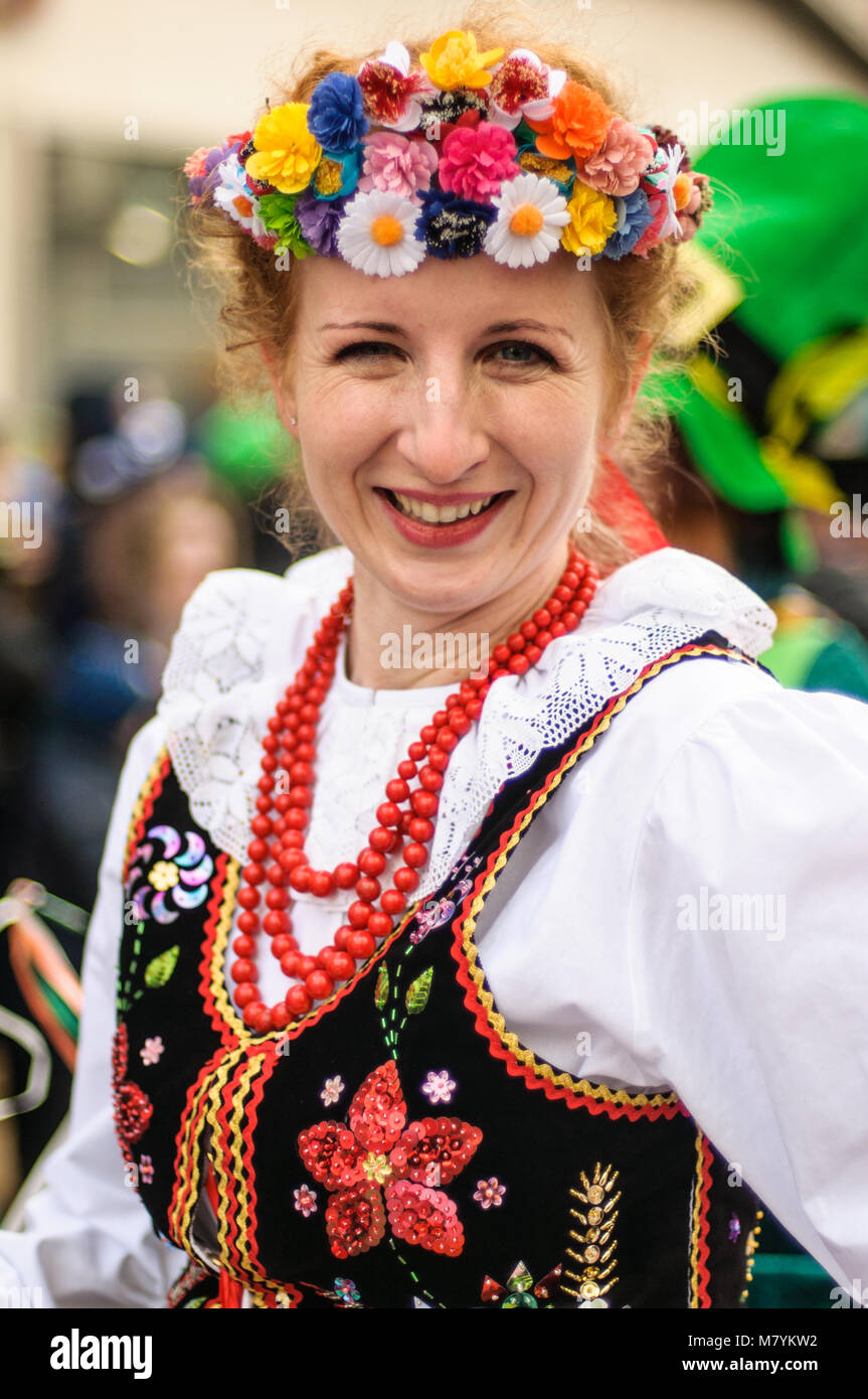 Quando è Il Giorno Di San Patrizio Ritratto di donne polacche in abito tradizionale durante il il giorno