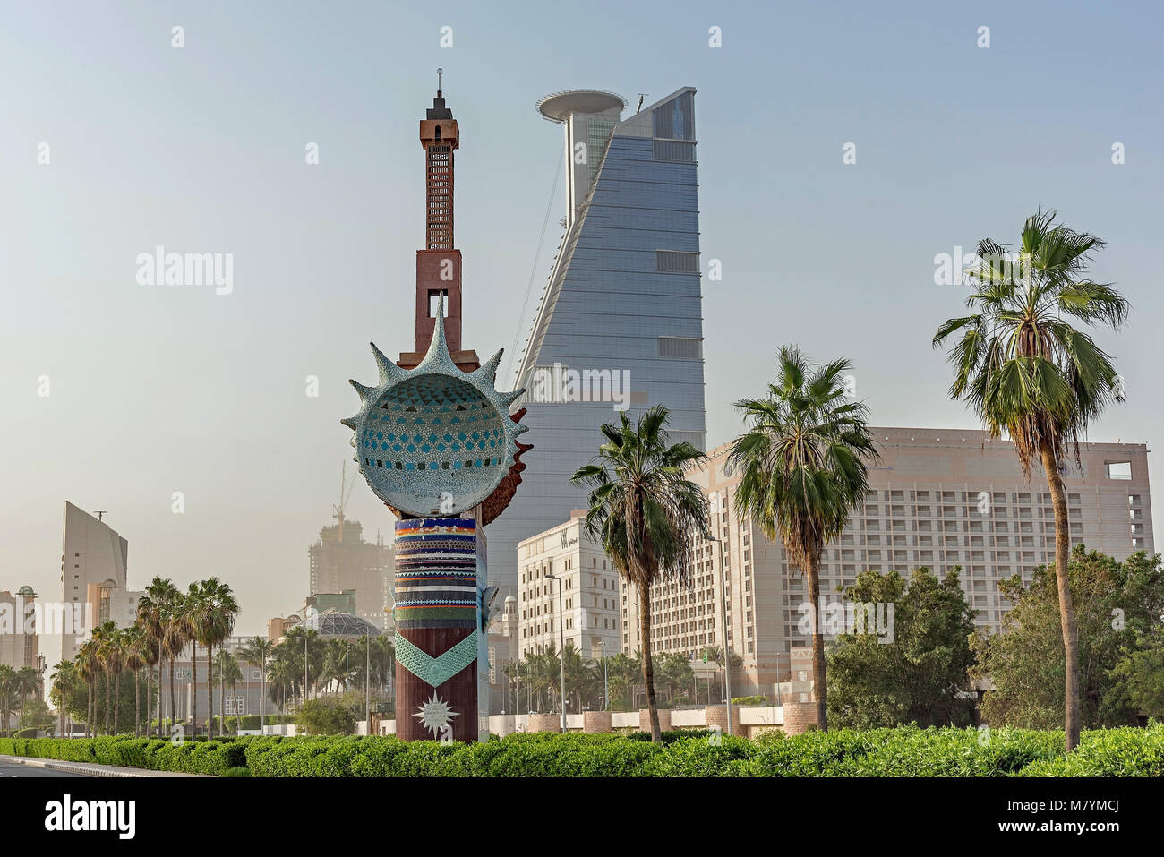 Scultura e edifici sul cornicione di Jeddah, Arabia Saudita. Foto Stock