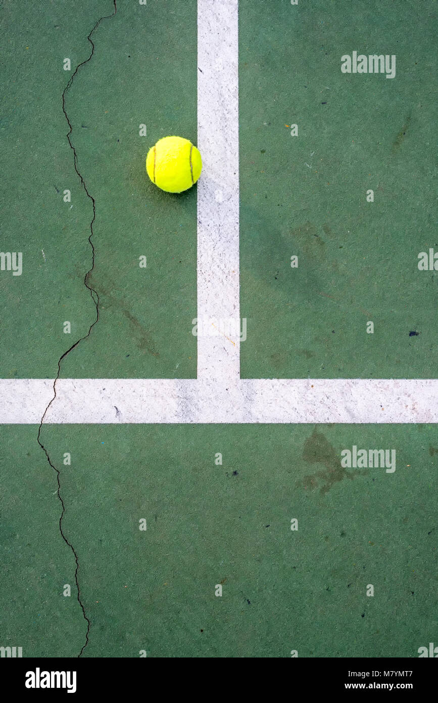 In prossimità di un campo da tennis e verniciato e linee. Foto Stock