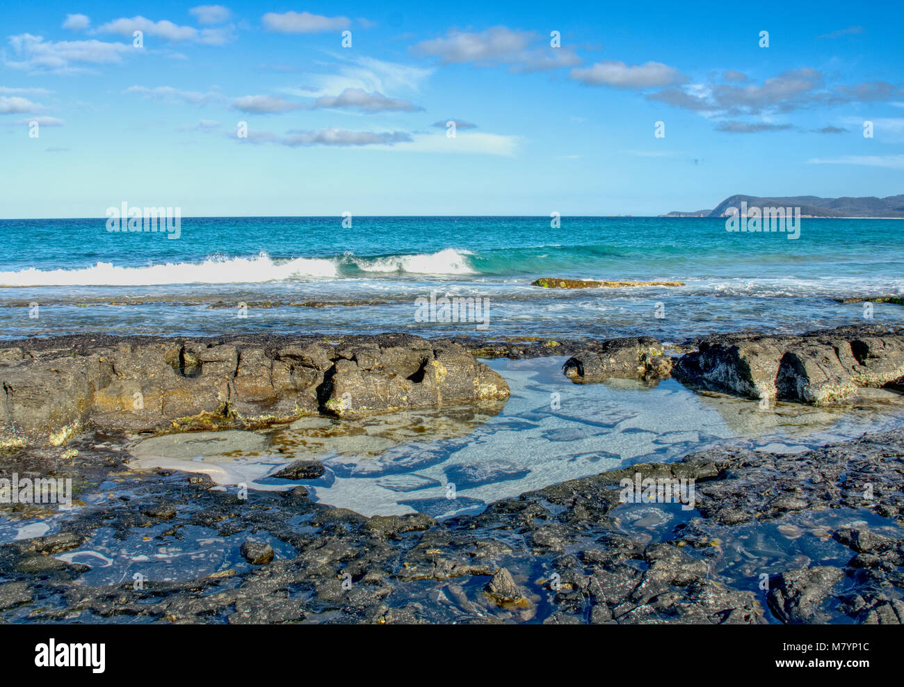 Una scena costiere in Tasmania Australia su una luminosa giornata di sole Foto Stock