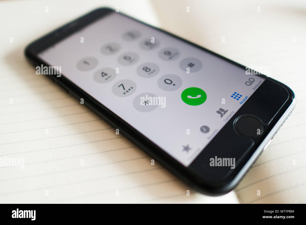 Bangkok, Tailandia - 13 Marzo 2018 : Apple iPhone 7 che mostra il suo schermo con l'applicazione Telefono. Foto Stock