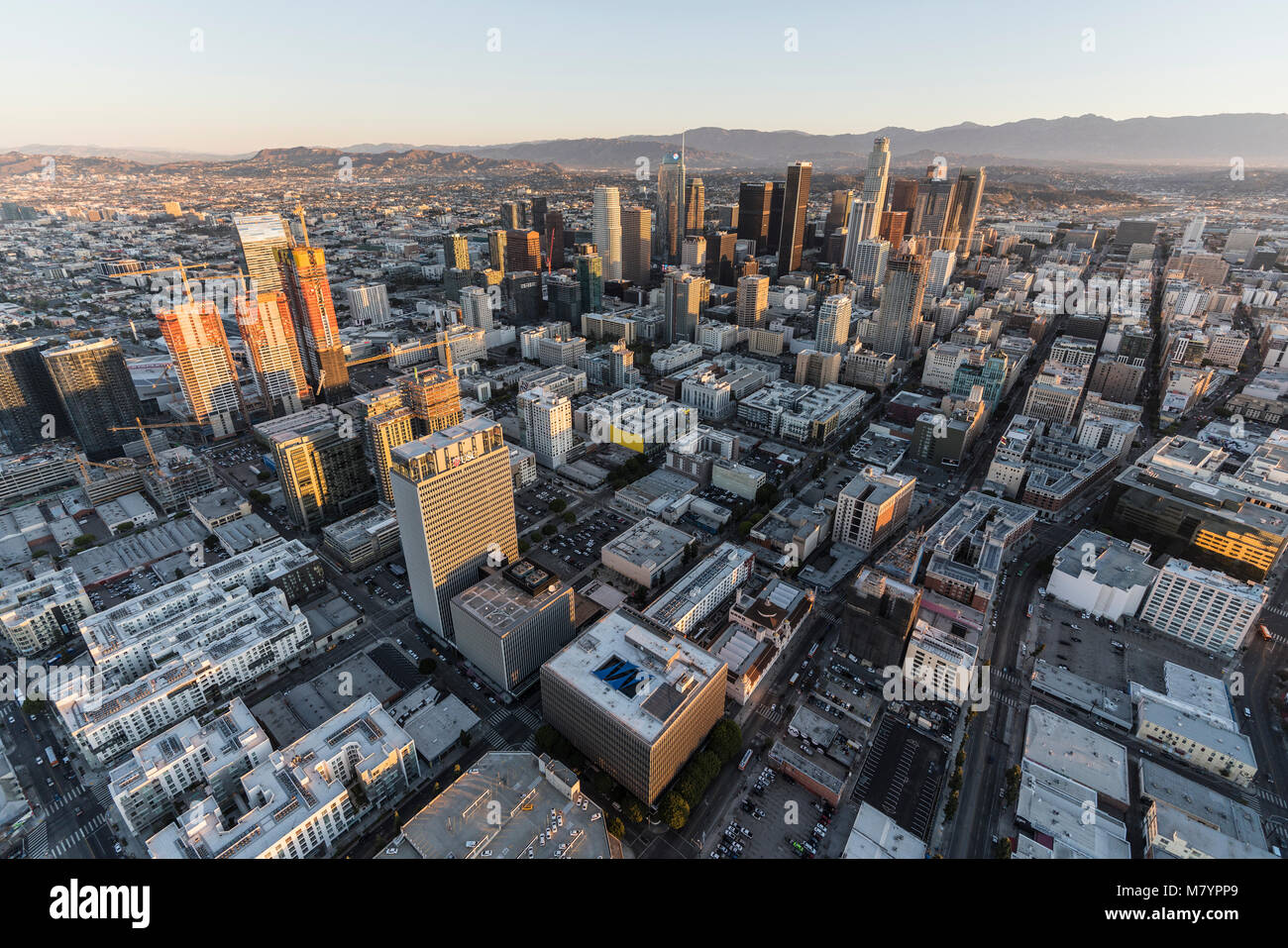 Los Angeles, California, Stati Uniti d'America - 20 Febbraio 2018: la mattina presto vista aerea di strade ed edifici nel centro di Los Angeles. Foto Stock