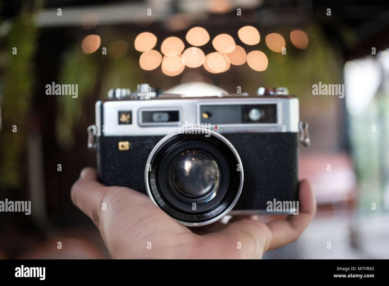Classica vecchia telecamera analogica vintage effetto colore macchina  fotografica in mano Foto stock - Alamy