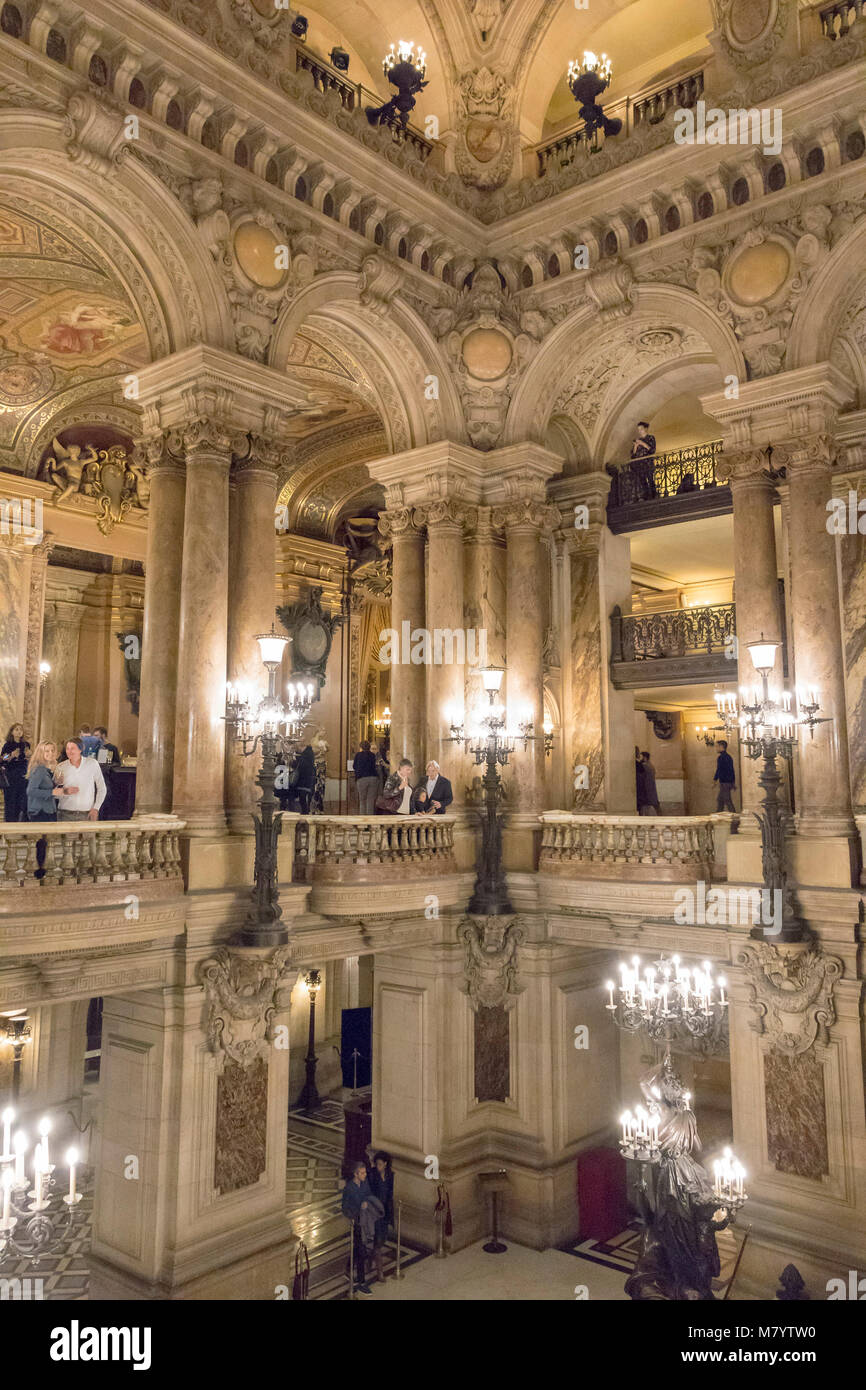 Grand Staircase, Teatro dell'Opera Garnier, Parigi, Francia Foto Stock