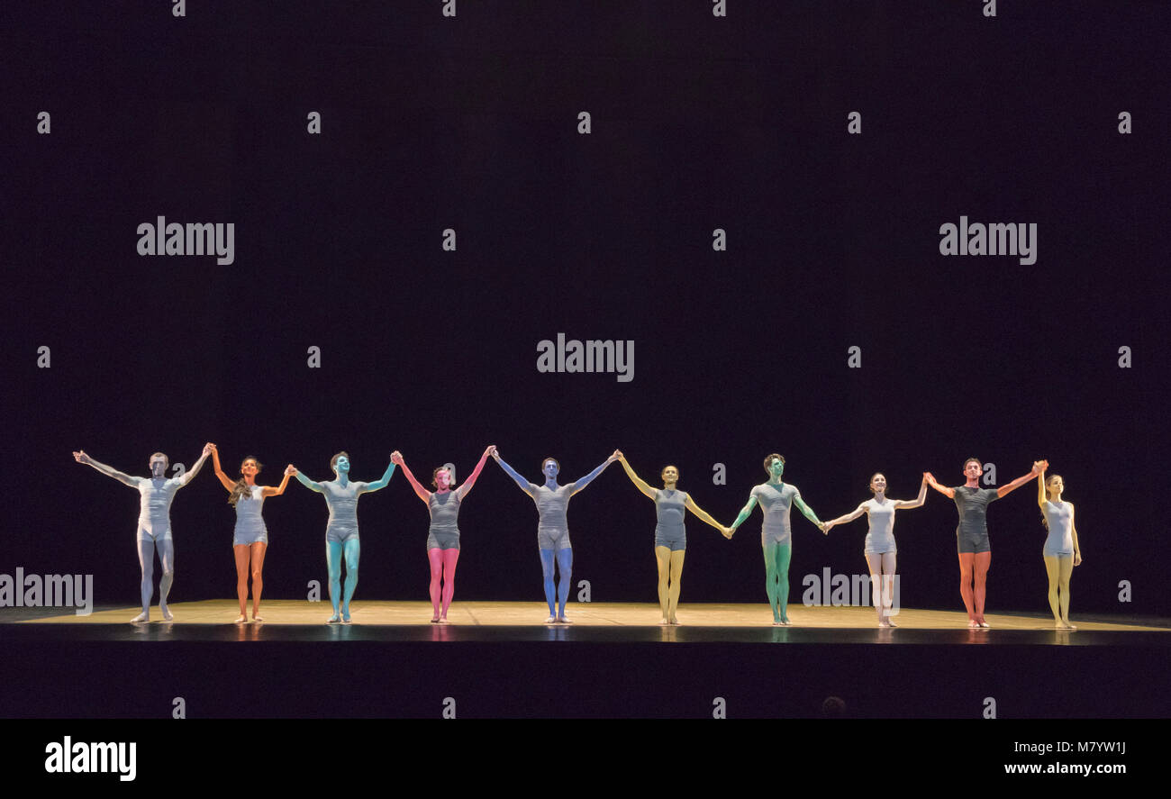 Chiamata a cortina per balletto del Grand miroir. Coreografia di Saburo Teshigawara, musica di ESA-Pekka Salonen, teatro dell'opera Garnier, Parigi, Francia Foto Stock