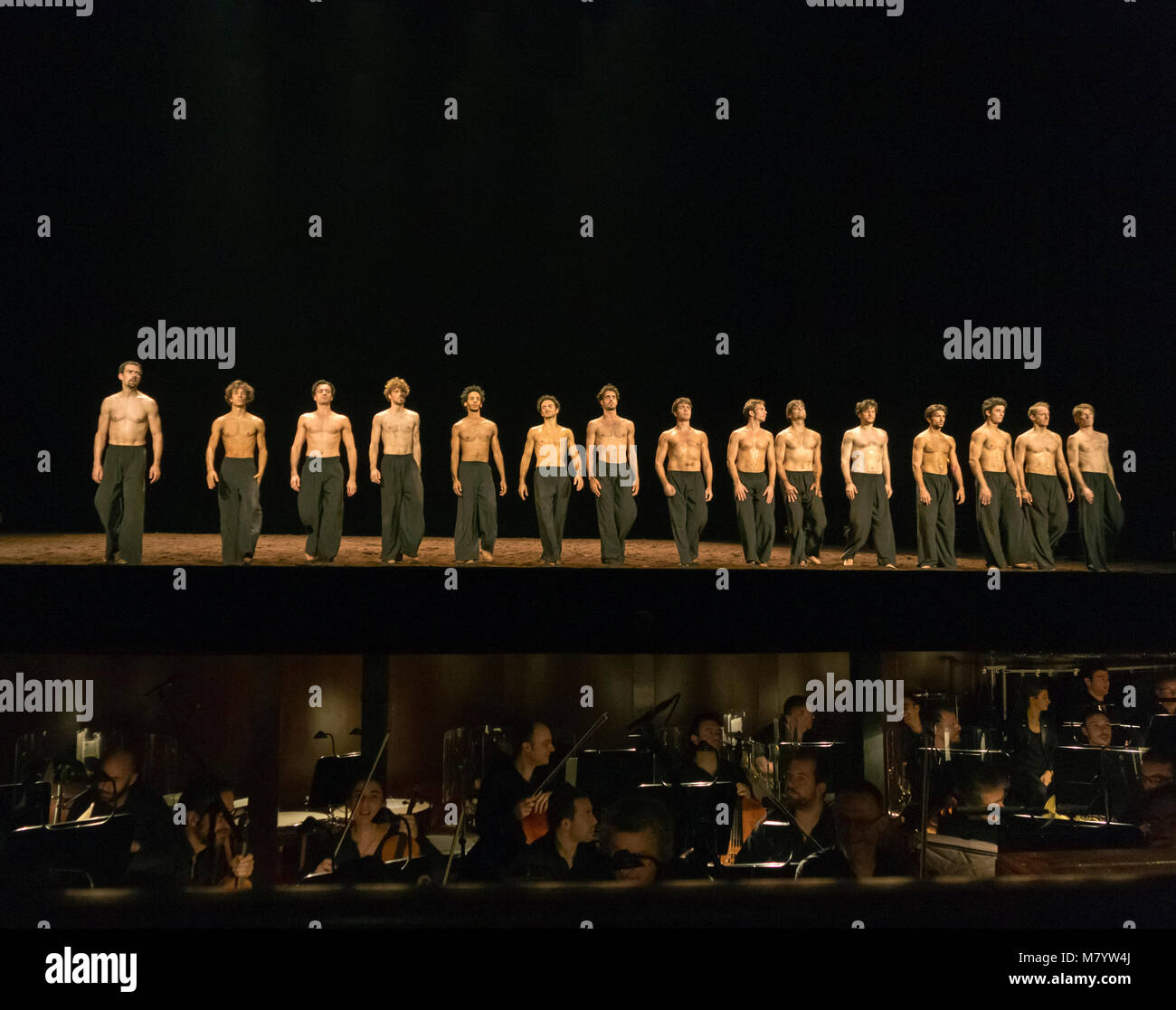 Curtain Call per prestazioni di balletto di Stravinsky è il rito della molla (Le sacre du printemps) al Palais Garnier opera house, Parigi, Francia Foto Stock