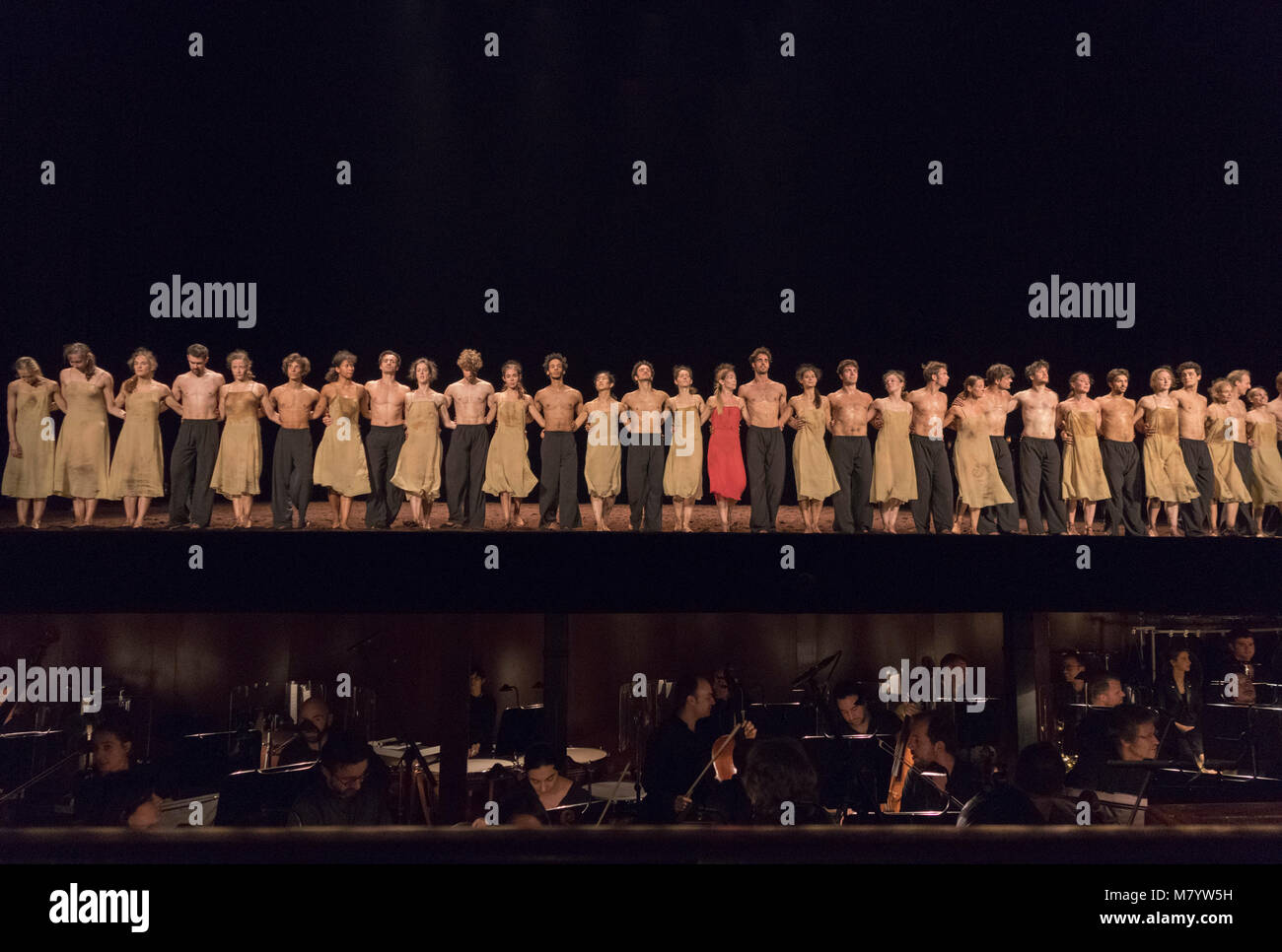 Curtain Call per prestazioni di balletto di Stravinsky è il rito della molla (Le sacre du printemps) al Palais Garnier opera house, Parigi, Francia Foto Stock