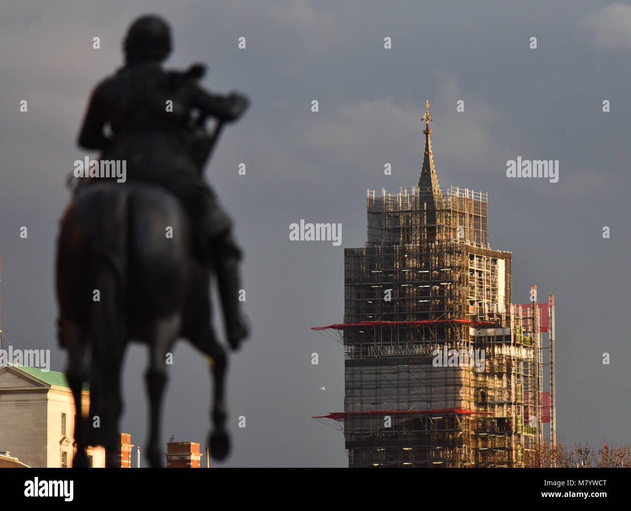 Westminster, Londra, Regno Unito. 13 marzo 2018. Nuvole scure e un tramonto sul Big Ben visto da Trafalgar Square. Credito: Matteo Chattle/Alamy Live News Foto Stock