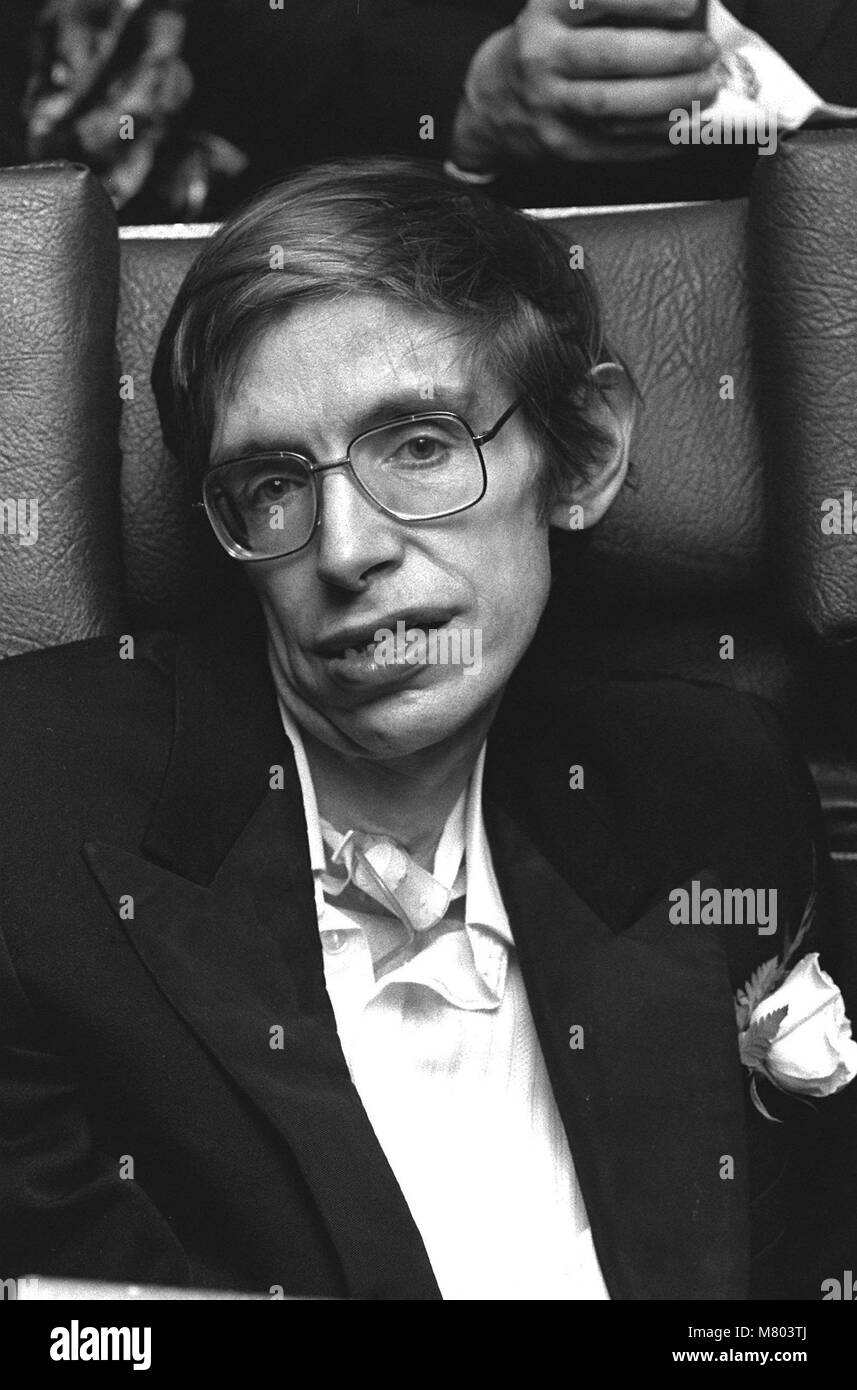 File. Xiv Mar, 2018. Stephen Hawking 1942-2018. STEPHEN HAWKING è morto a causa di sclerosi laterale amiotrofica, un progressivo di malattie neurodegenerative, egli era 76. Il British fisico teorico è stato conosciuto per il suo lavoro innovativo con i buchi neri e la relatività, ed è stato autore di diversi popular science books include una breve storia del tempo. Nella foto: 1 gennaio, 2011 - Stephen Hawking. © STEPHEN ALLEN/ Credito: Globe foto/ZUMAPRESS.com/Alamy Live News Foto Stock