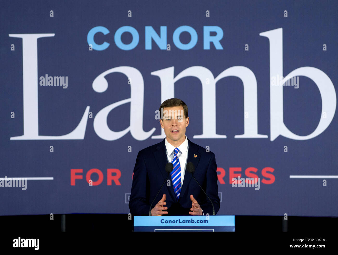 Marzo 13, 2018 - Canonsburg, Pennsylvania, Stati Uniti - Anche se i numeri finali erano ancora in dubbio al momento in cui ha preso la fase democratici CONOR AGNELLO apparentemente ha vinto la sua gara per il Congresso in Pennsylvania del XVIII distretto elettorale speciale.(Immagine di credito: © Brian Cahn via ZUMA filo) Foto Stock