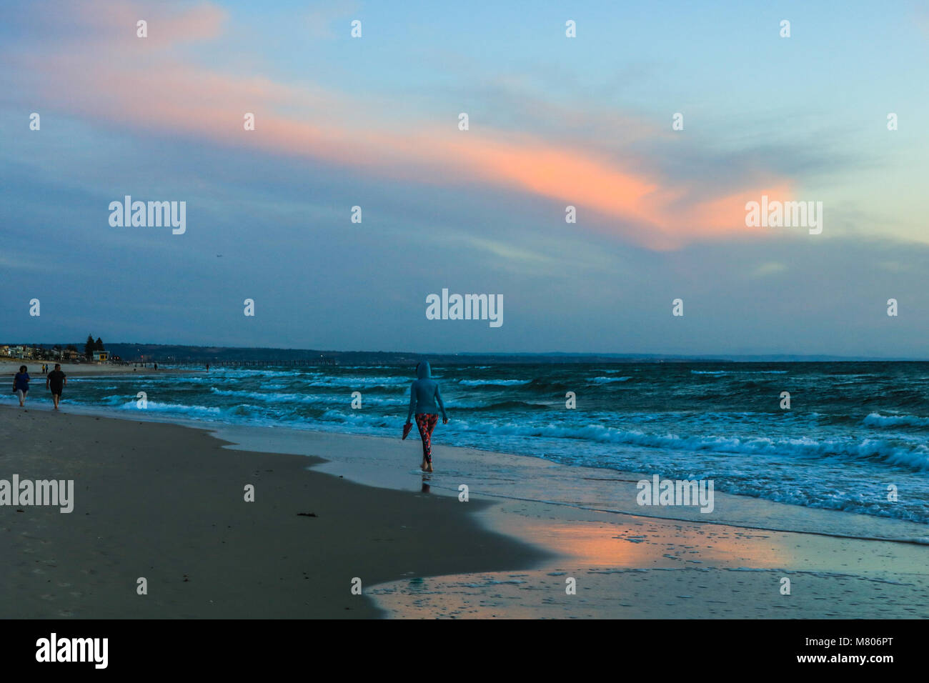 Adelaide Australia il 14 marzo 2018. La gente camminare sulla spiaggia durante un autunno tramonto creando con bellissimi colori oltre oceano Credito: amer ghazzal/Alamy Live News Foto Stock