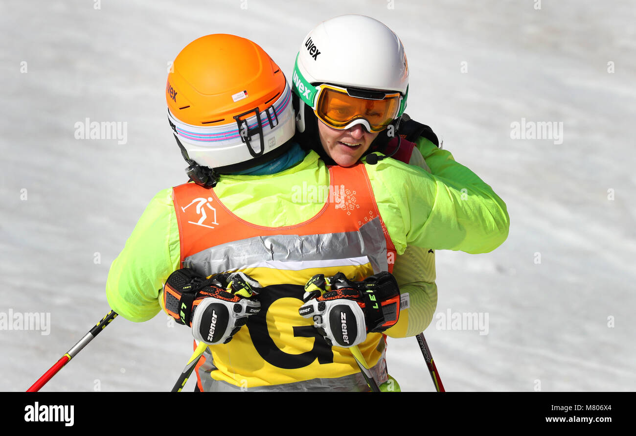 14 marzo 2018, Corea del Sud, PyeongChang: Paralimpiadi, sci, slalom gigante, non vedenti, al Jeongseon Alpine Center. Noemi Ewa Ristau (R) della Germania e la sua guida Lucien Gerkau abbraccio al traguardo. Foto: Karl-Josef Hildenbrand/dpa Foto Stock