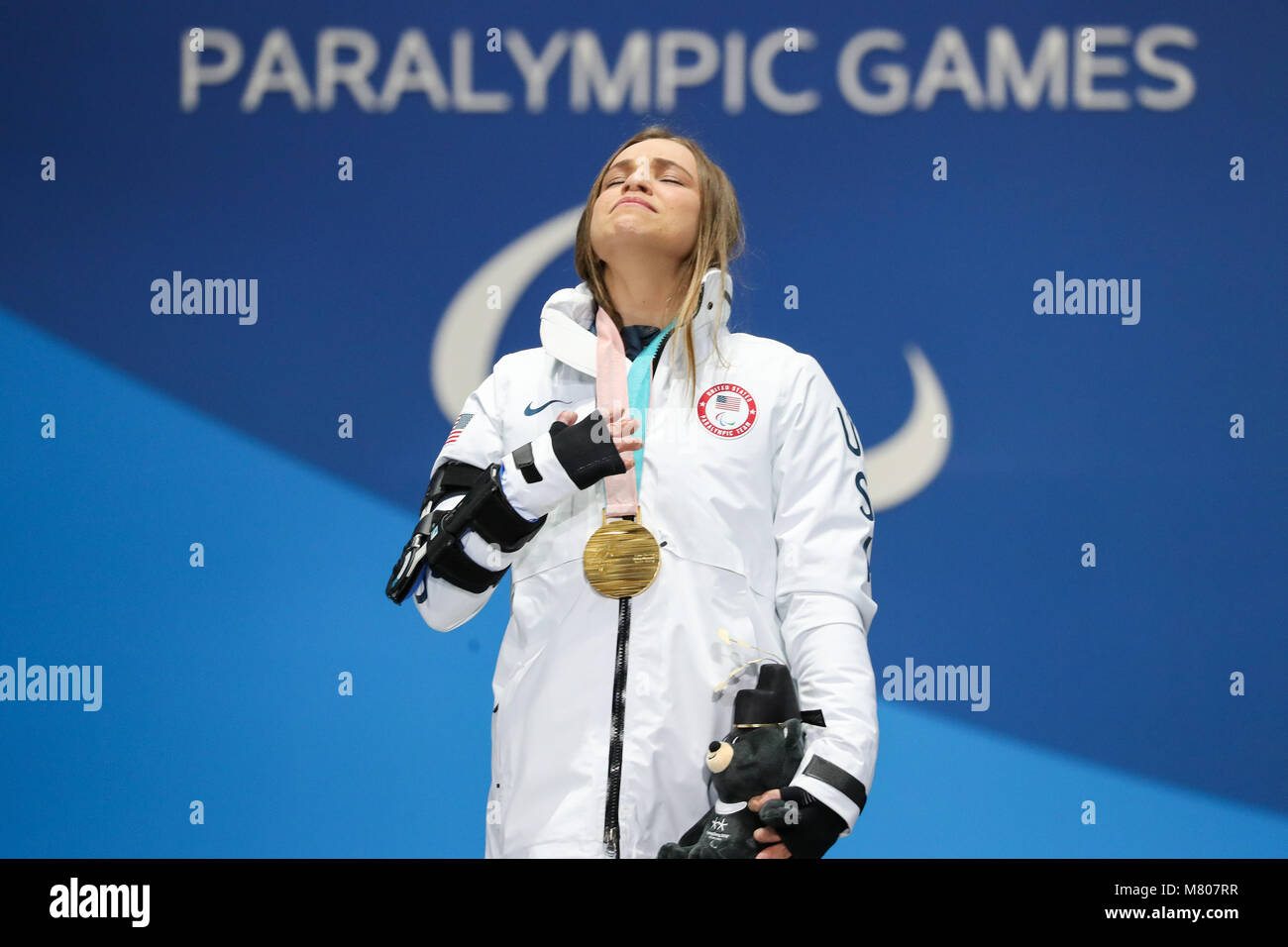 14 marzo 2018, Corea del Sud, PyeongChang: Paralimpiadi, Olympic Stadium. Oksana Masters (USA) grida lacrime di gioia durante la riproduzione di un inno nazionale. Strumento di maestri d'oro nella 1.1km donna sci sprint (seduta). Foto: Jan Woitas/dpa-Zentralbild dpa/credito: dpa picture alliance/Alamy Live News Foto Stock