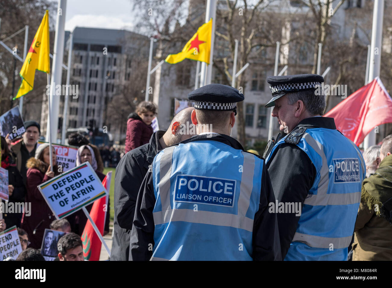 Londra, Regno Unito. Il 14 marzo 2018, manifestanti curdi blocco Parlamento Street al di fuori della Camera dei Comuni per protestare contro l'aggressività turca funzionari di collegamento di polizia parlare con gli organizzatori Credito: Ian Davidson/Alamy Live News Foto Stock