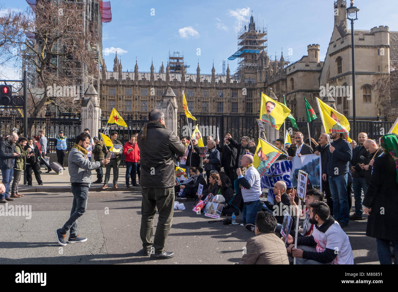 Londra, Regno Unito. Il 14 marzo 2018, manifestanti curdi blocco Parlamento Street al di fuori della Camera dei Comuni per protestare contro l'aggressività turca Credito: Ian Davidson/Alamy Live News Foto Stock