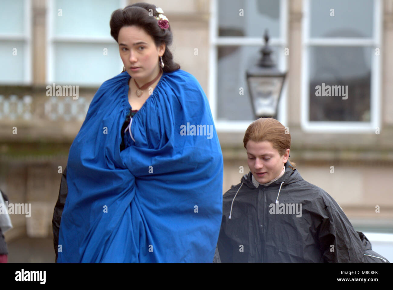 Glasgow, Scotland, Regno Unito 14 marzo la Gorbals saltmarket fu trasformato dal cast di Outlander oggi come James Morrison Street e St Andrews Street erano chiusi come extra vestito in costume georgiano costumi inserito il vecchio di Sant'Andrea in piazza Chiesa per una scena dalla serie. Gerard Ferry/Alamy news Foto Stock