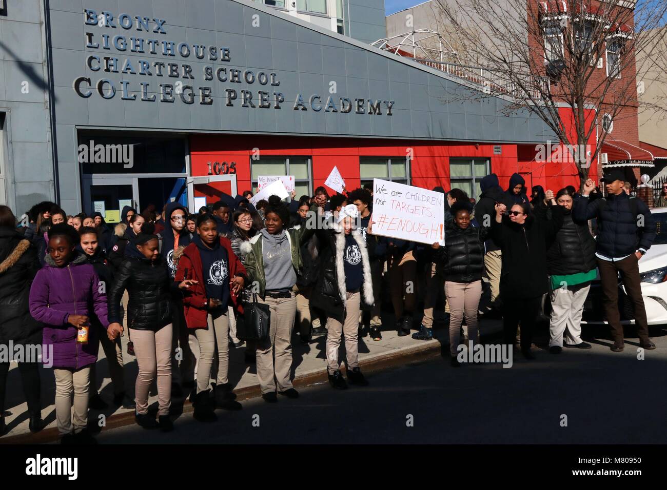 Il Bronx, New York, USA. 14th. Mar, 2018. Gli studenti del Bronx Faro Scuola Charter camminato fuori del loro aule in diciassette (17) minuti protesta silenziosa su 14th. Marzo 2018, nel corso di una protesta nazionale contro la scuola della violenza pistola e nella solidarietà con Marjory Stoneman Douglas High School gli studenti in un parco, Florida, la cui scuola è stata la scena di un tiro di massa che ha provocato 17 morti lo scorso febbraio. © 2018 G. Ronald Lopez/DigiPixsAgain.us/Alamy vivere nuove Foto Stock