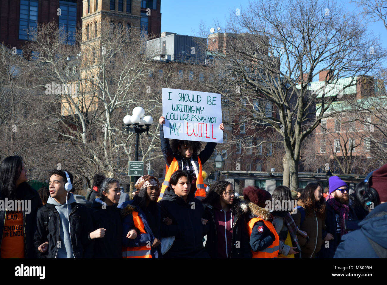 Gli studenti di Washington Square a Manhattan prendendo parte al Walkout nazionale per protestare contro la pistola la violenza nelle scuole. Foto Stock