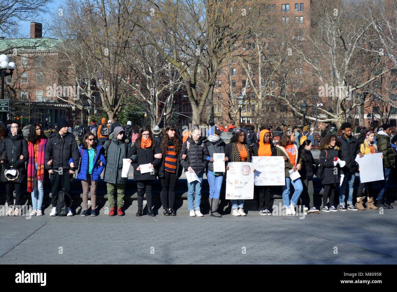 Gli studenti di Washington Square a Manhattan prendendo parte al Walkout nazionale per protestare contro la pistola la violenza nelle scuole. Foto Stock