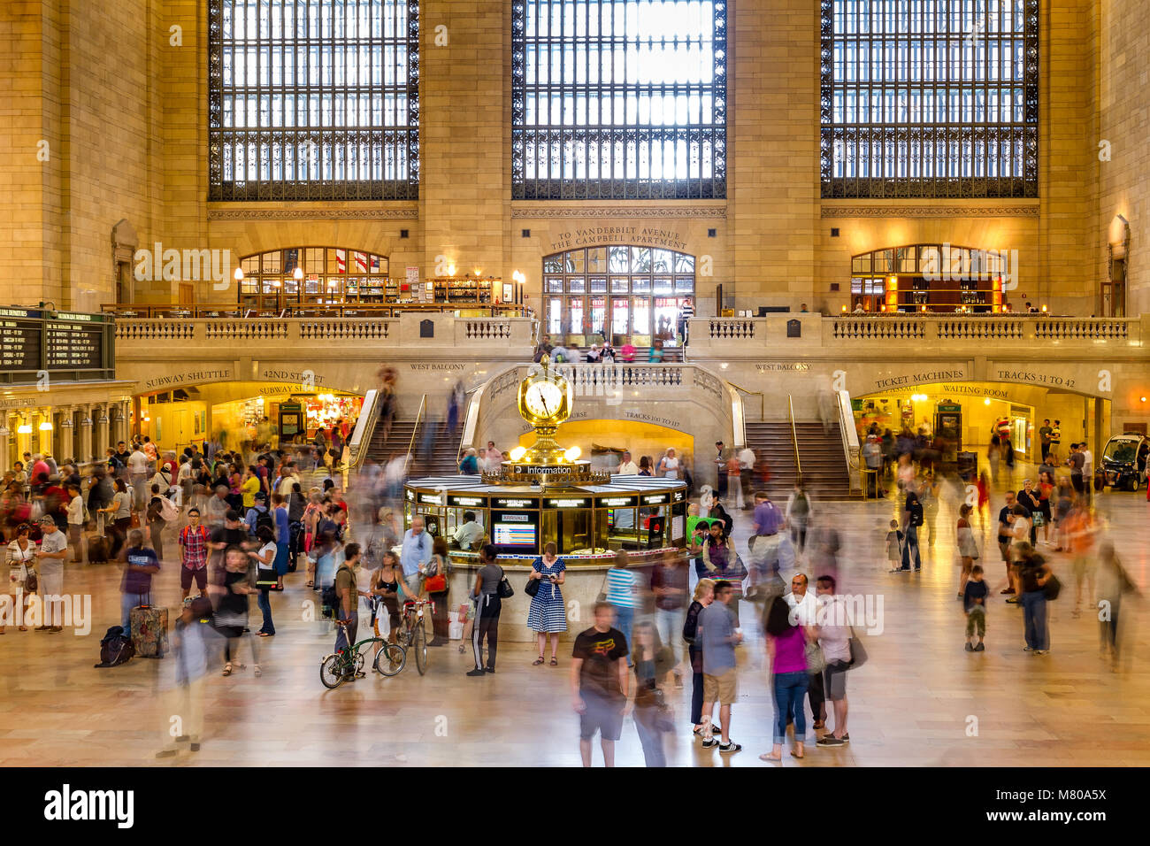 Folle di persone passano attraverso l'atrio principale presso la Grand Central Station Manhattan, New York Foto Stock
