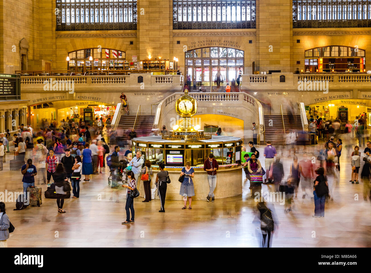 Folle di persone passano attraverso l'atrio principale presso la Grand Central Station Manhattan, New York Foto Stock