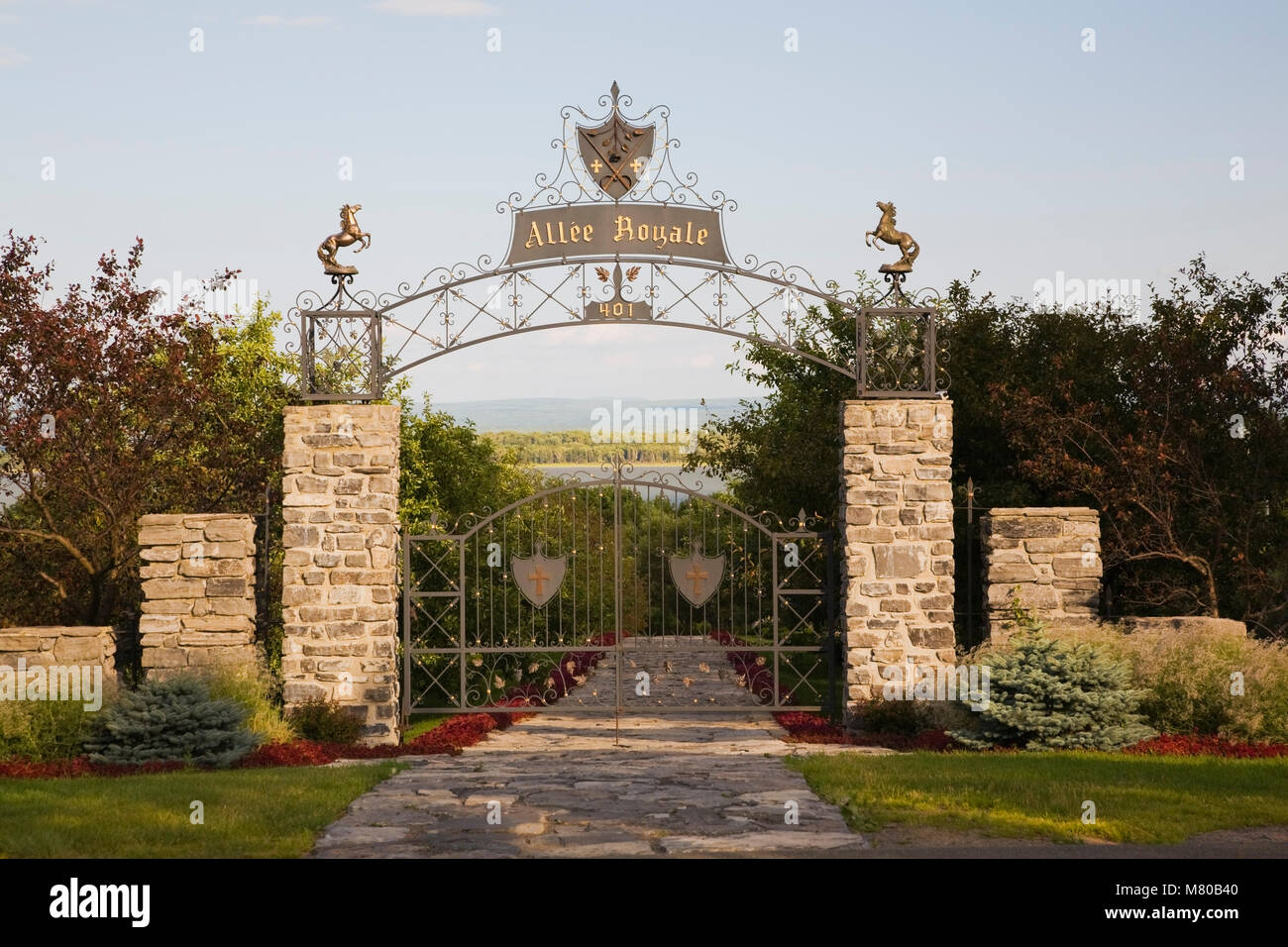 Porta d'ingresso che conduce al giardino le Jardin des cinq Sens nel giardino la Seigneurie de l'Ile d'Orleans in estate, Ile d'Orleans, Quebec, Canada Foto Stock