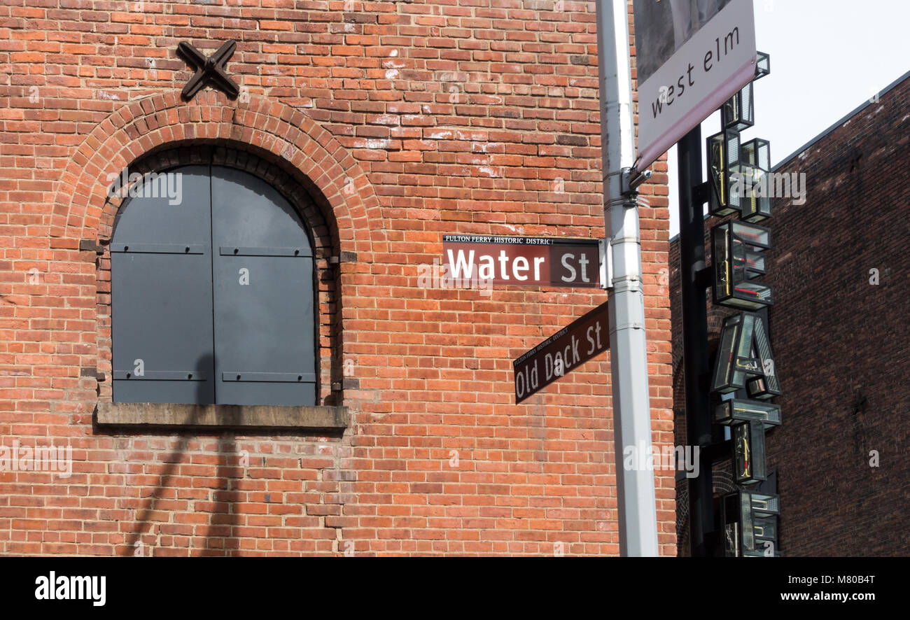 Water Street e il vecchio Dock Street segni in Dumbo, Brooklyn Foto Stock