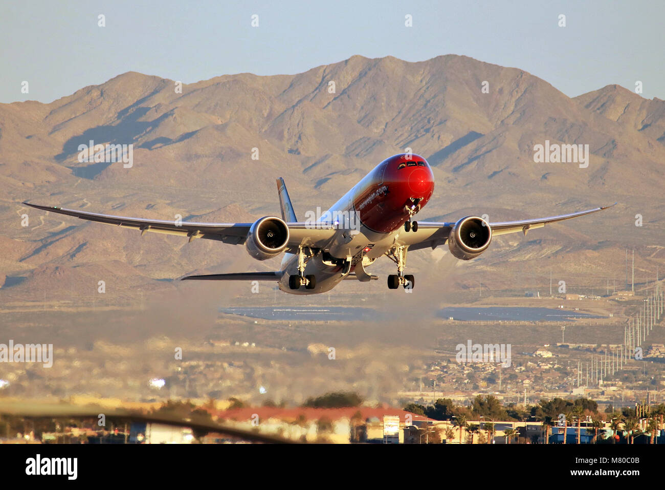 Norwegian Air aereo decollare dal Las Vegas all'Aeroporto Internazionale di McCarran withe la Sierra Nevada in background. Foto Stock