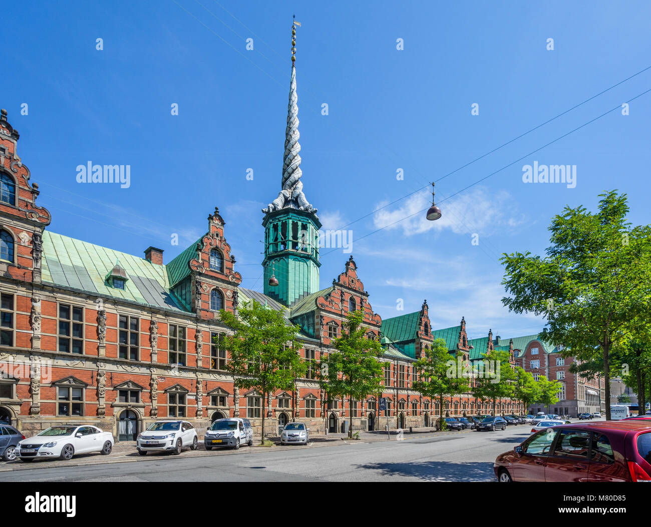 La Danimarca, la Zelanda, Copenaghen, vista della Børsen, Royal Exchange, l'ex borsa con il suo distintivo guglia, conformata come code di quattro dr Foto Stock
