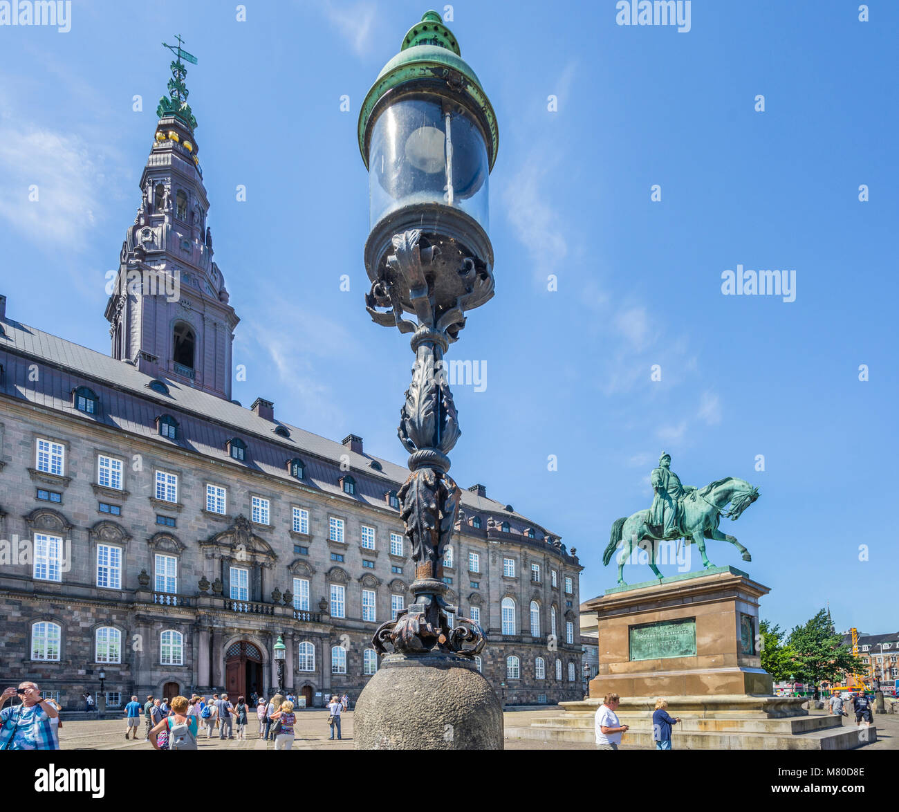 La Danimarca, la Zelanda, Copenaghen, la statua equestre di Federico VII a Christianborg Palazzo, sede del Folketinget il parlamento danese Foto Stock