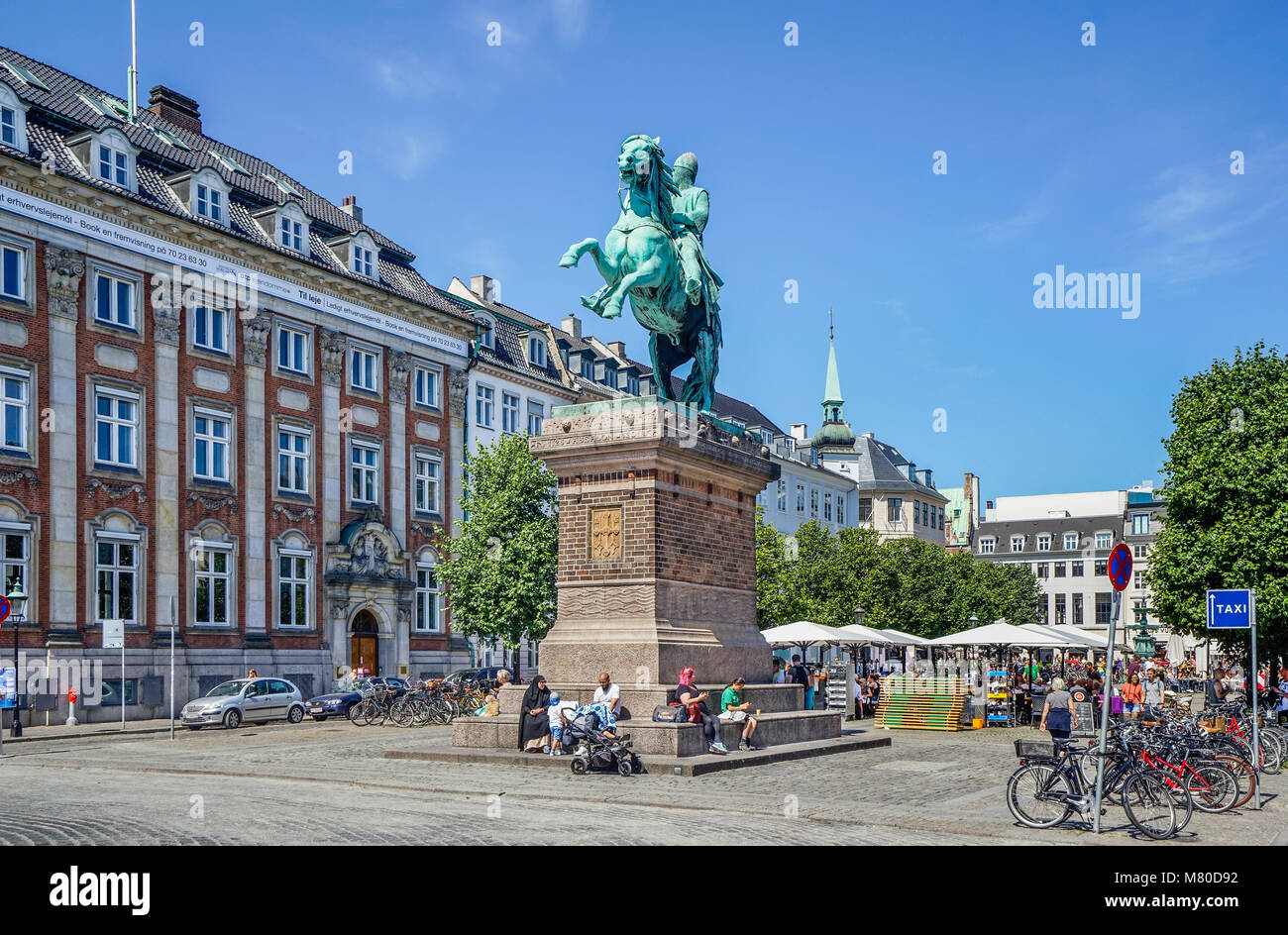 La Danimarca, la Zelanda, Copenaghen, statua equestre a Højbro Plads commemora il fondatore della città il vescovo Absalom Foto Stock