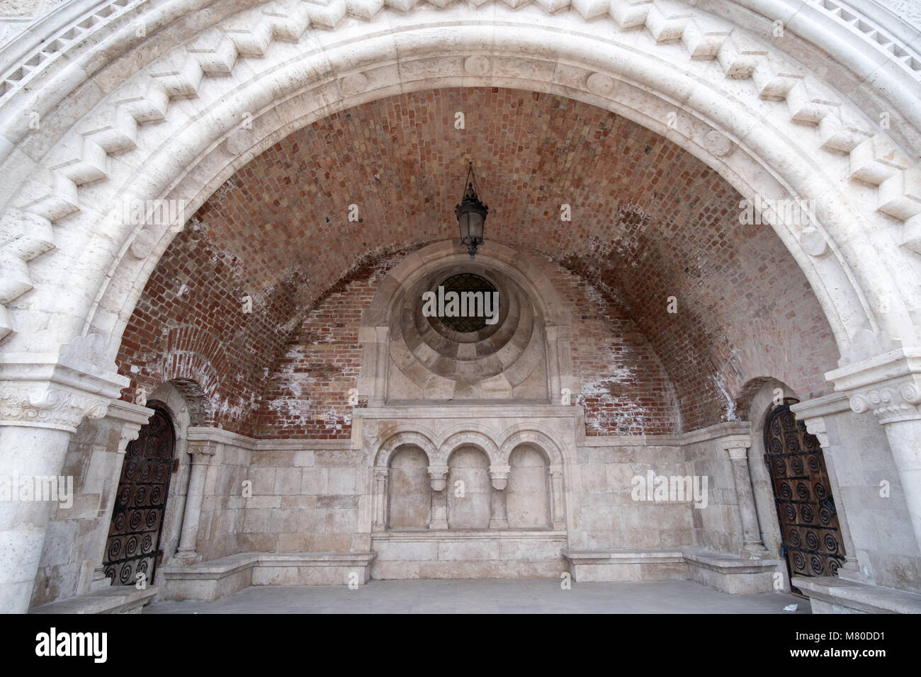 L'ingresso del Bastione del Pescatore nel cuore di Buda è il quartiere del castello. Foto Stock