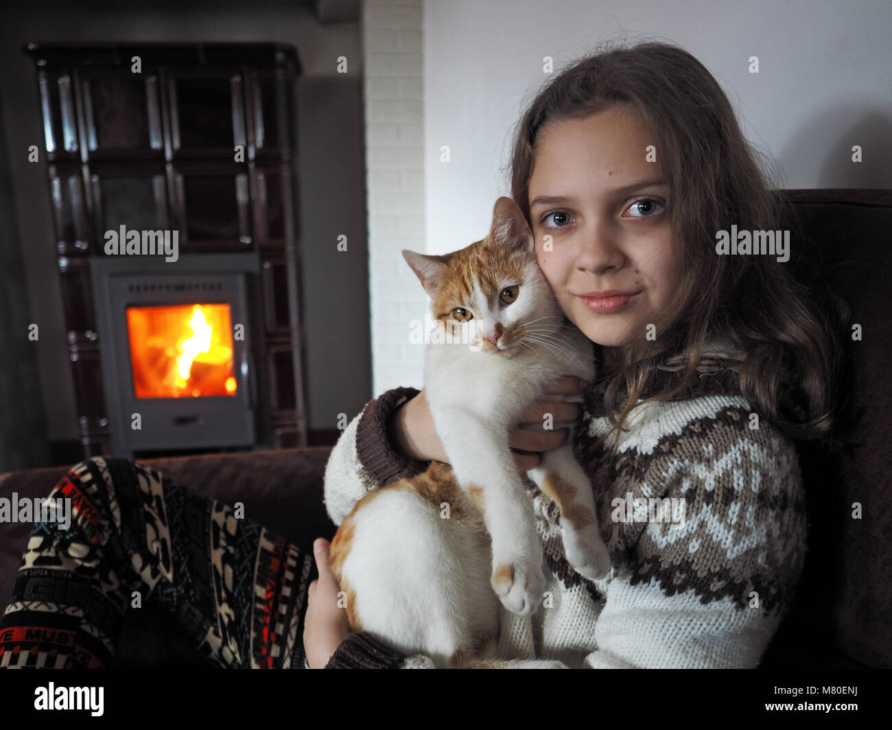 Piscina shot giovane Ragazza con gatto Foto Stock