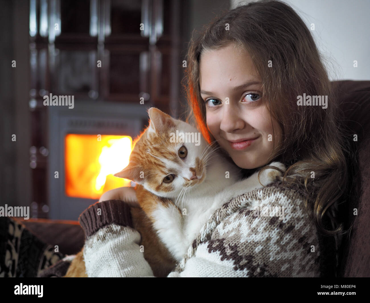 Piscina shot giovane Ragazza con gatto Foto Stock