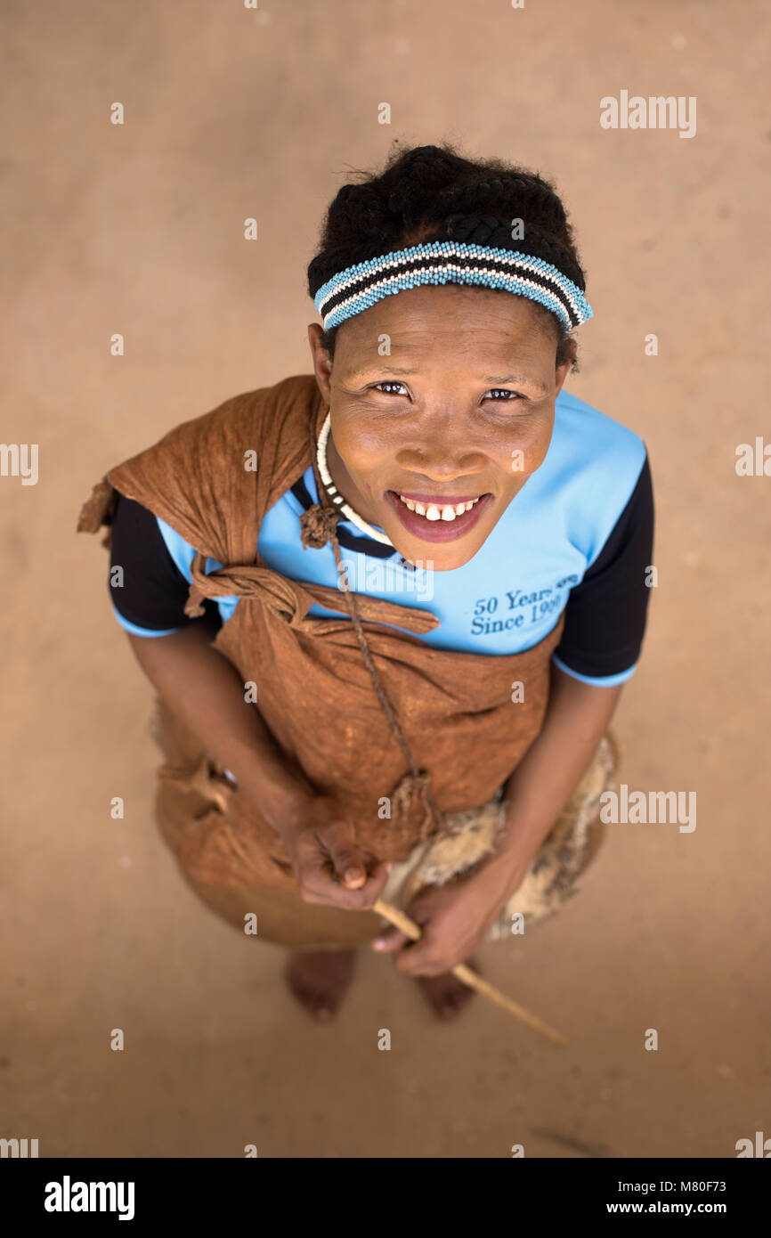 Un San Bushwoman pone in Ghanzi, il Botswana. Foto Stock