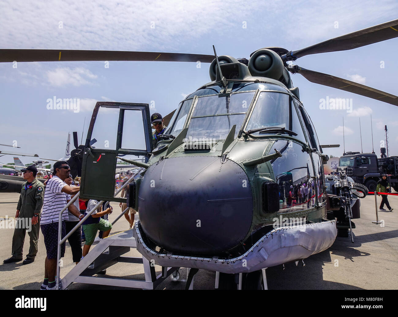 Singapore - Feb 10, 2018. Un come332M Super Puma elicottero del Singapore Air Force (RSAF) sul display in Changi, Singapore. Foto Stock