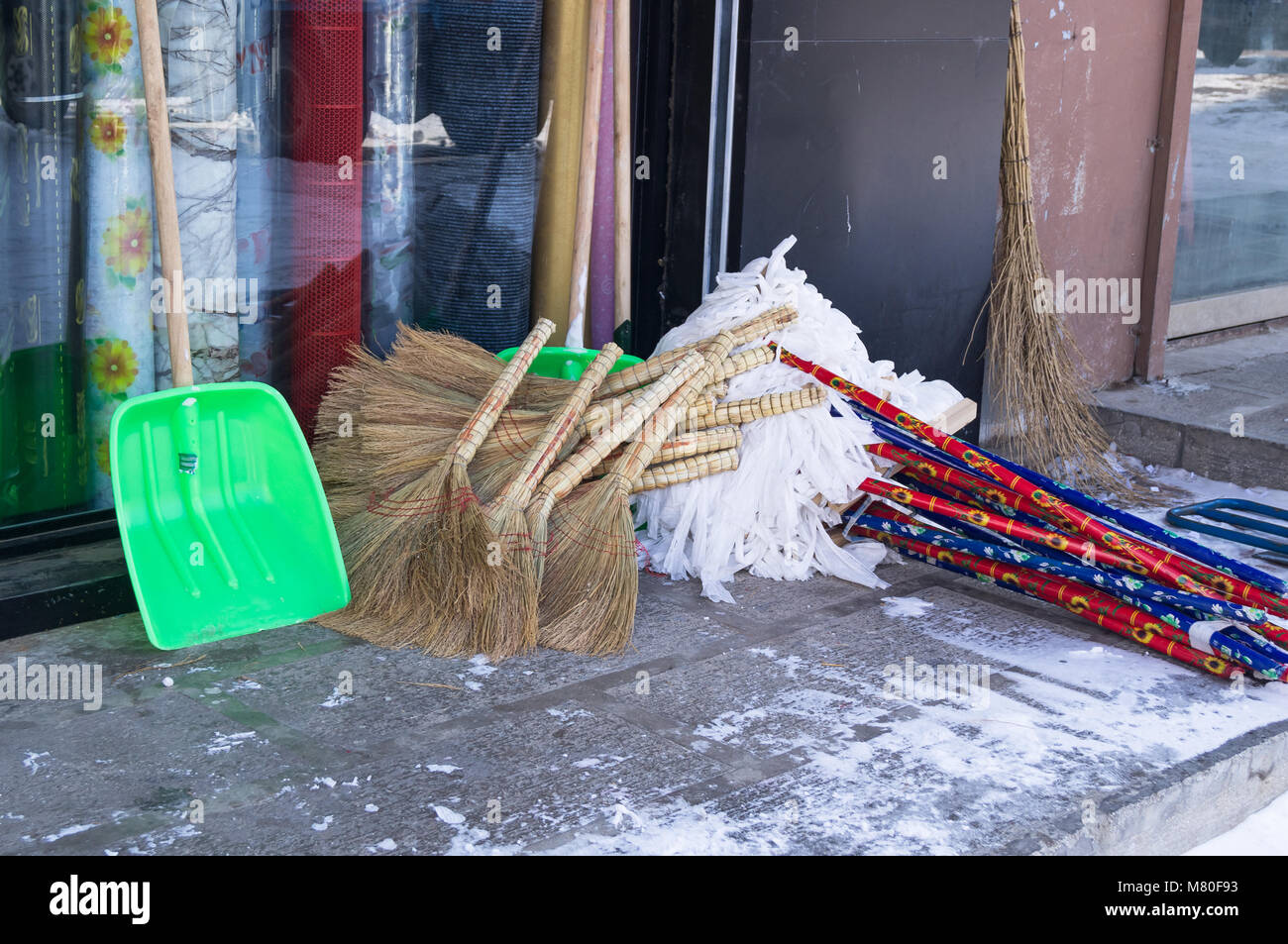Scope per mop badili nel mercato Foto Stock