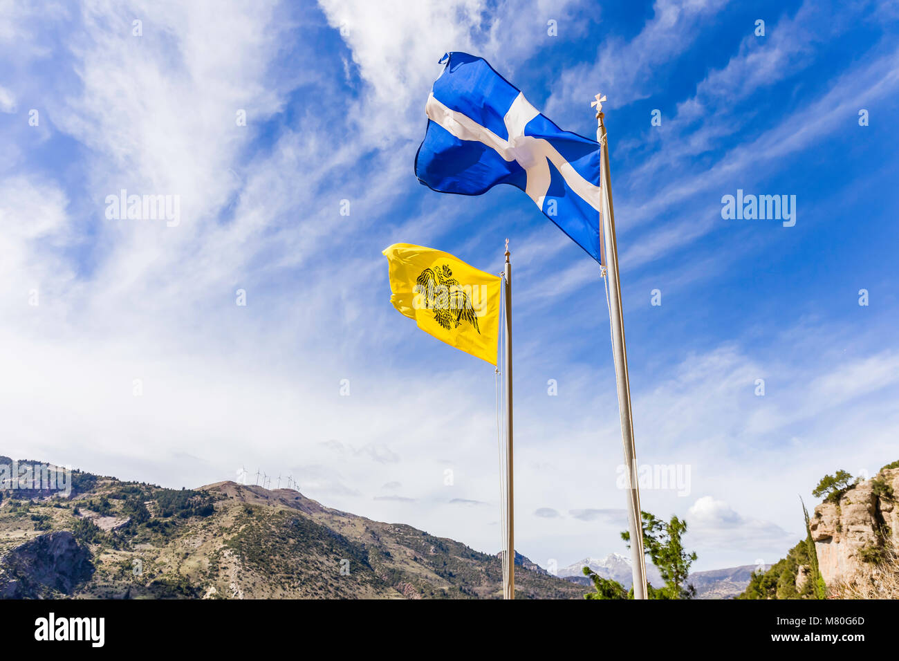 Greche e bizantine bandiere sventolano in aria contro il cielo nuvoloso Foto Stock