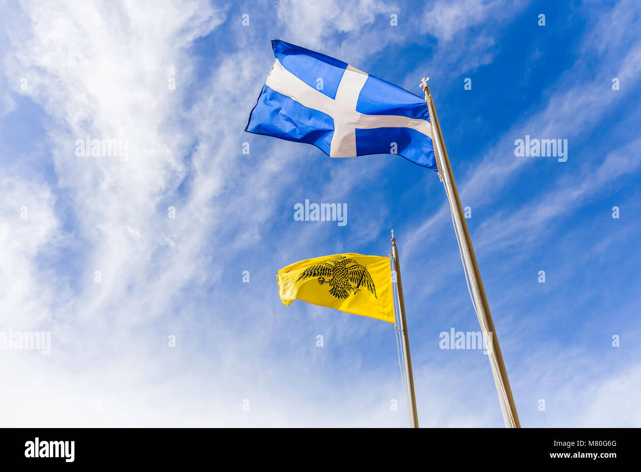 Greche e bizantine bandiere sventolano in aria contro il cielo nuvoloso Foto Stock