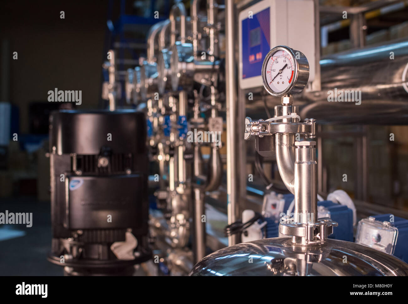 Tecnologia farmaceutica impianto di apparecchiature per la preparazione di acqua, pulizia e trattamento a impianto di farmacia. Foto Stock
