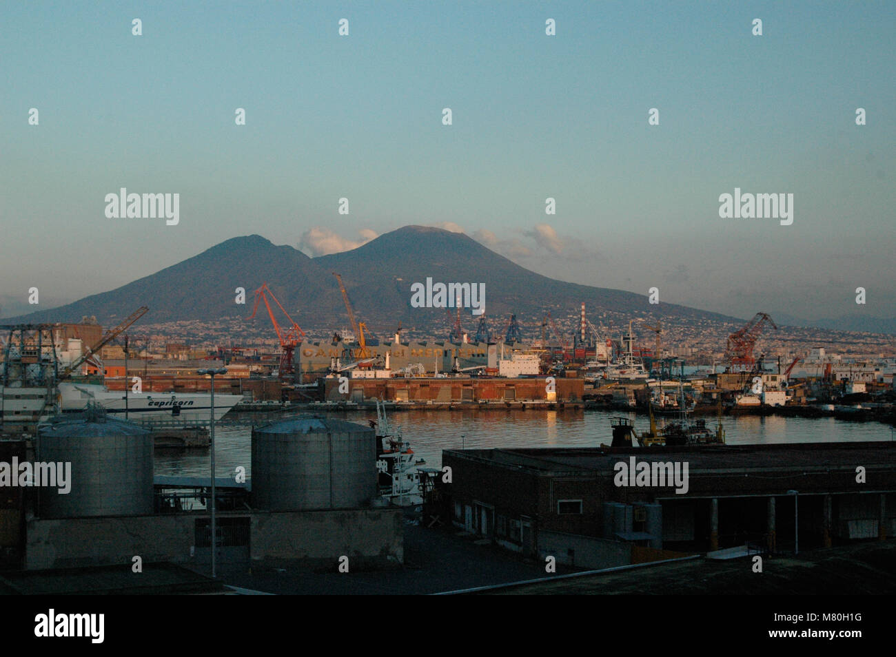 Città di Napoli con il Vesuvio sullo sfondo Foto Stock