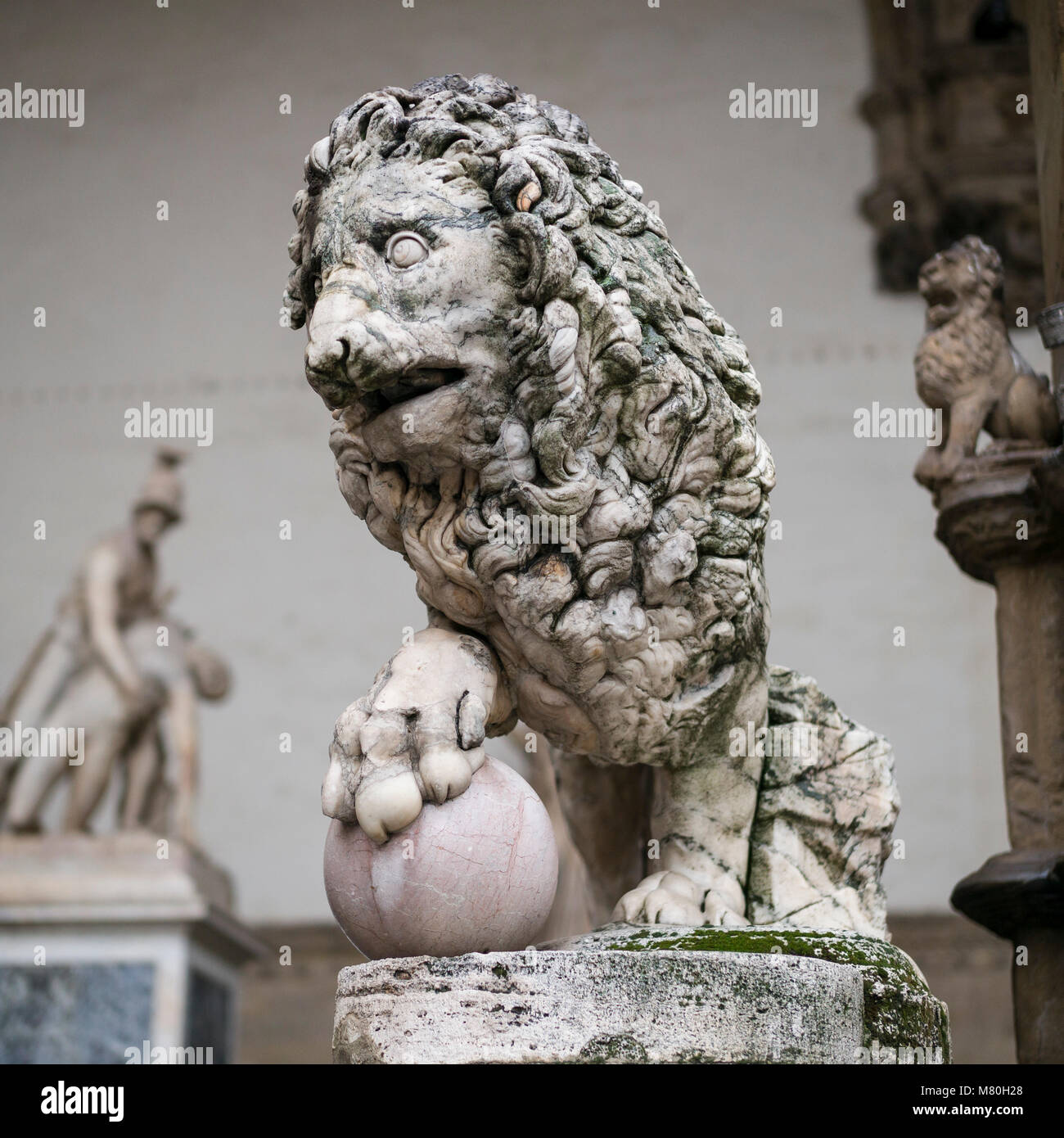 Firenze. L'Italia. Medici Lion (aka Fancelli Lion) nella Loggia dei Lanzi, in Piazza della Signoria. Foto Stock