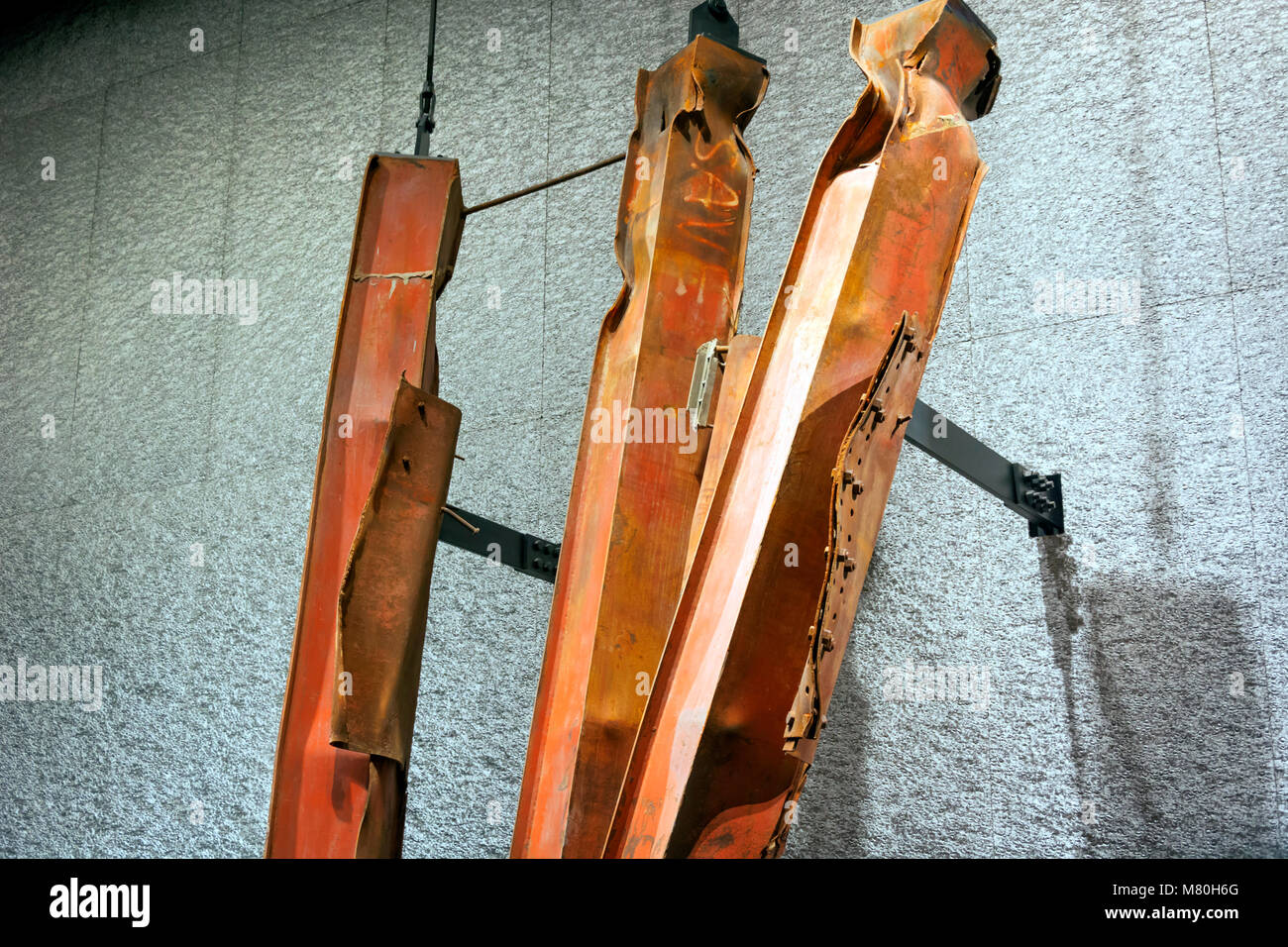 New York, Stati Uniti d'America, novembre 2016: vista dettagliata delle Twin Tower fondazioni rimane nella Nazionale di 9-11 Memorial Museum di Lower Manhattan, New York Foto Stock
