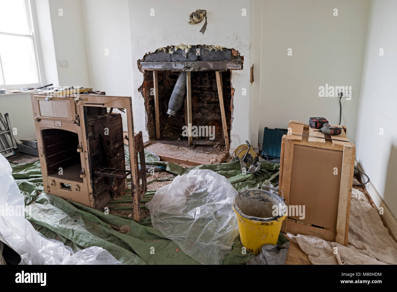 Ristrutturazioni di edifici Area di lavoro con gli strumenti e le attrezzature che stabilisce intorno, REGNO UNITO Foto Stock