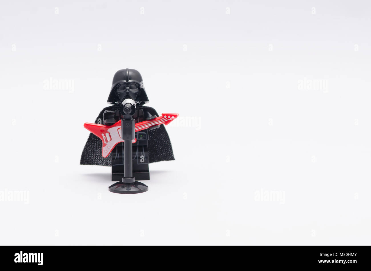 Lego Darth Vader con la chitarra e microfono. isolato su sfondo bianco. Foto Stock