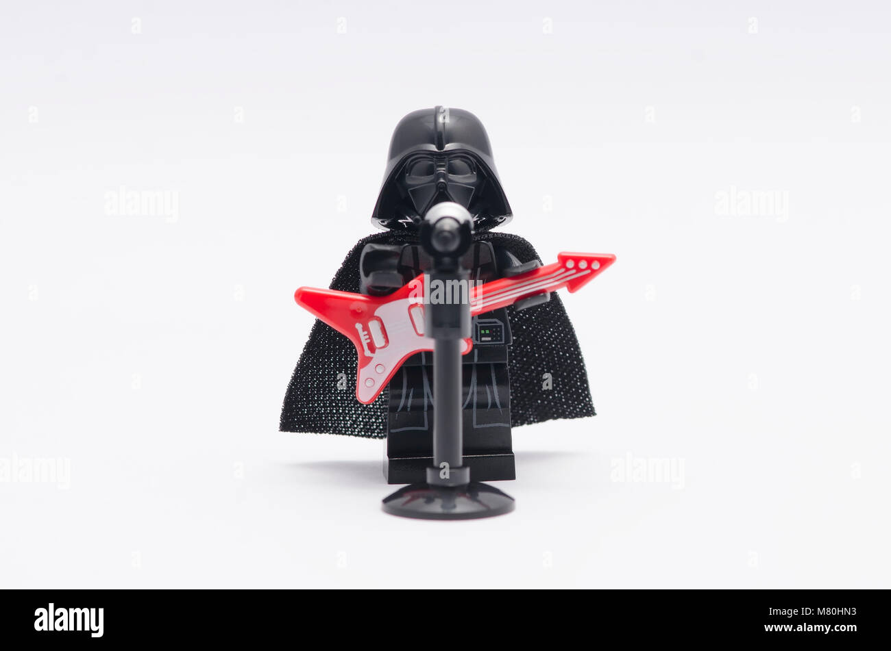 Lego Darth Vader con la chitarra e microfono. isolato su sfondo bianco. Foto Stock